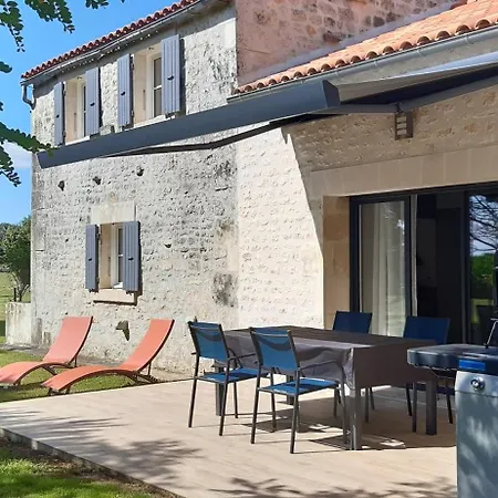 Garouille Nyaraló *